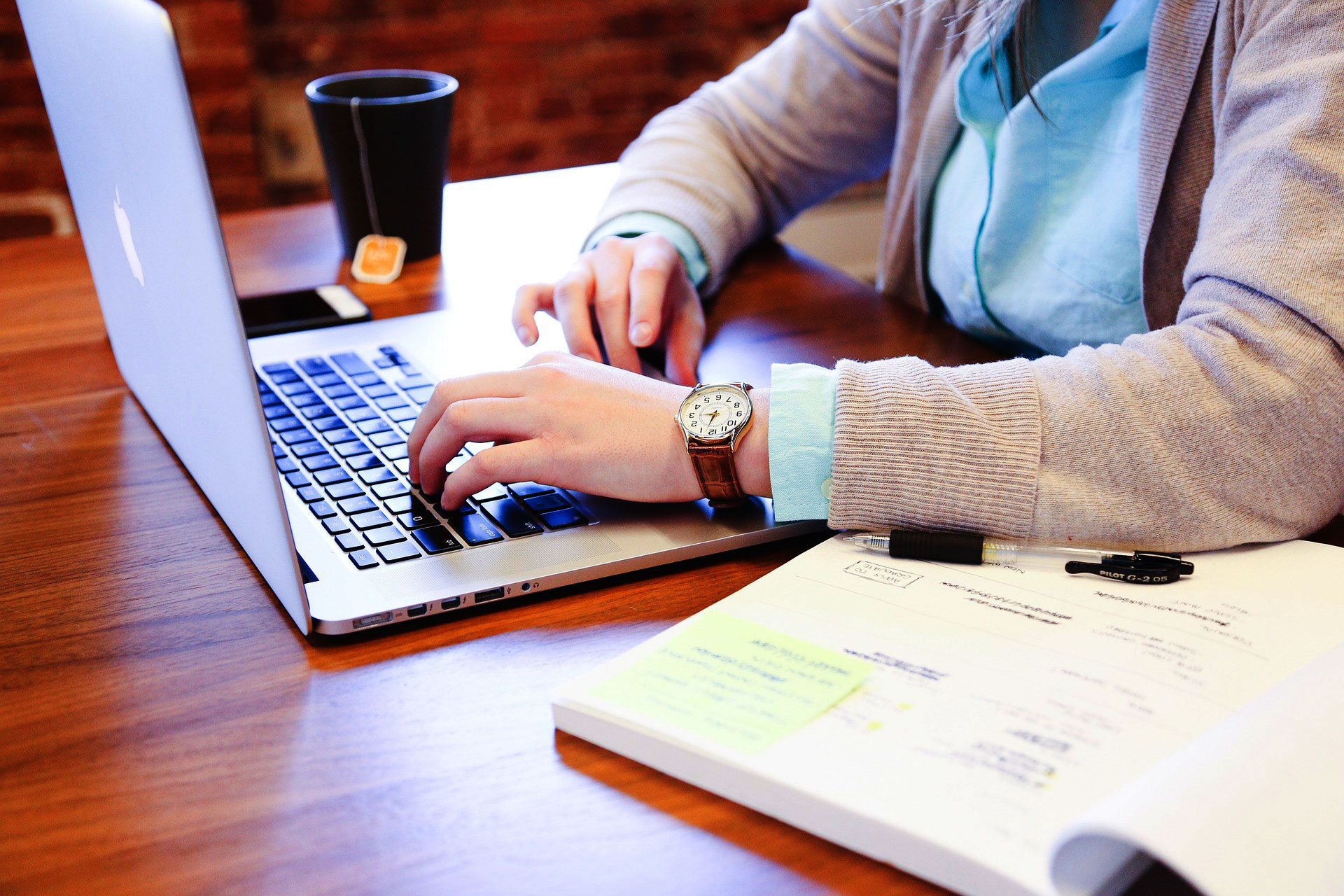 Mensch vor Notebook
