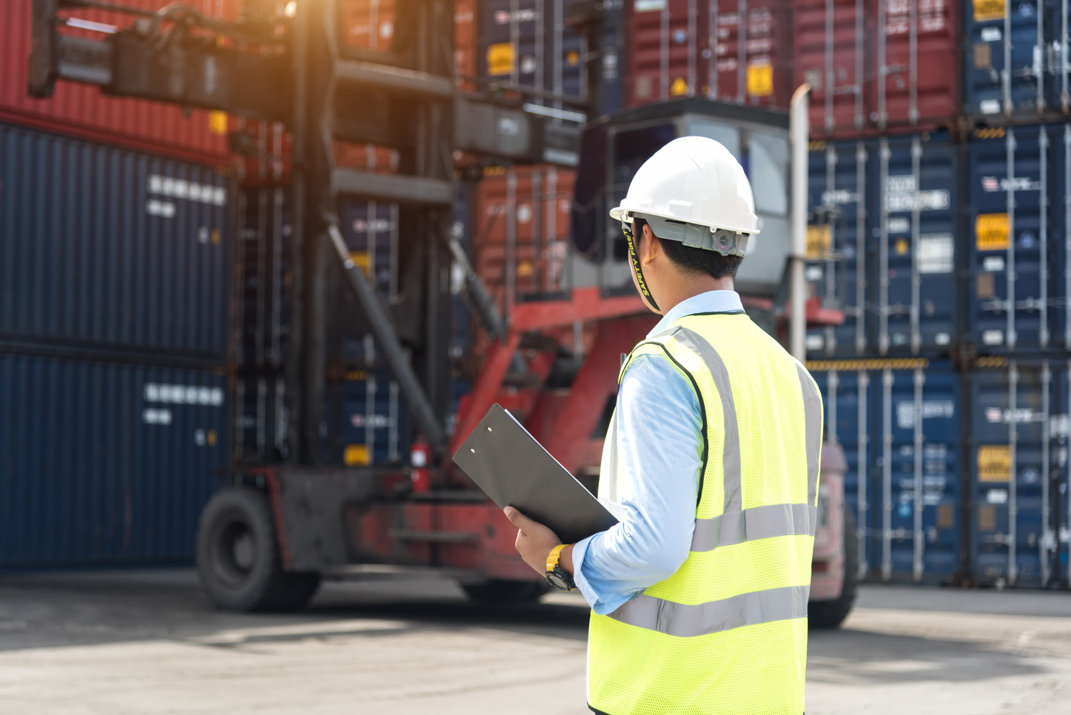 Logistikmitarbeiter am Hafen