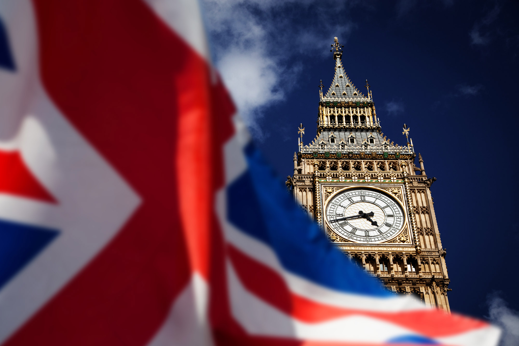 britische Fahne vor Big Ben