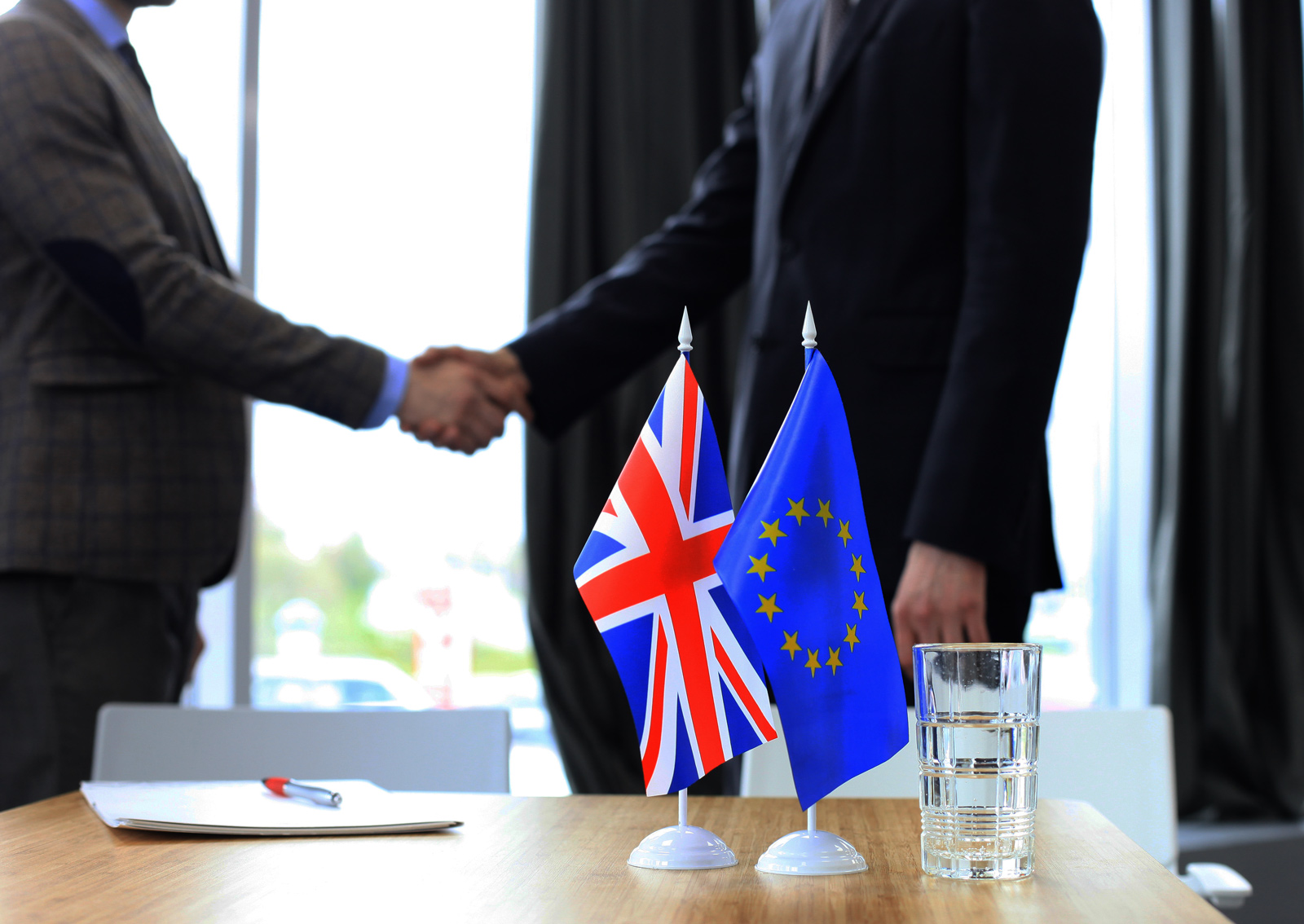 Händeschütteln hinter EU und GB Fahne